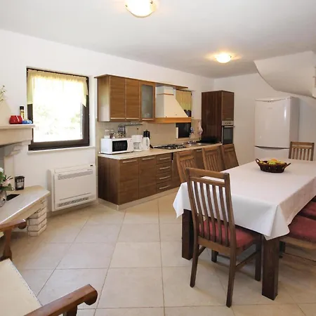Holiday home Lovely Home In Rebici With Kitchen *
